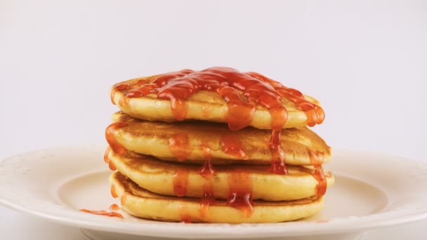 Pancake Amerika Dengan Topping Stroberi Dan Krim Kocok Pada Latar — Stok Video