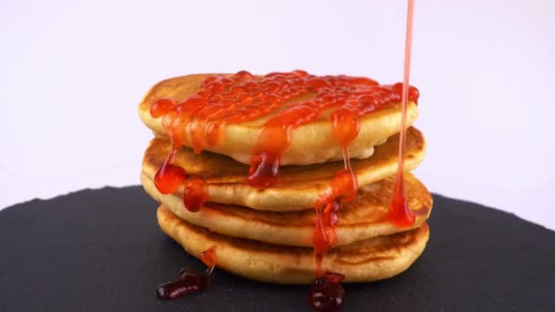 Pancake Dengan Strawberry Topping Pada Latar Belakang Putih Pancake Terletak — Stok Video