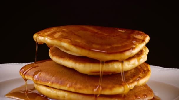 Amerikaanse Pannenkoeken Met Ahornsiroop Een Zwarte Achtergrond — Stockvideo