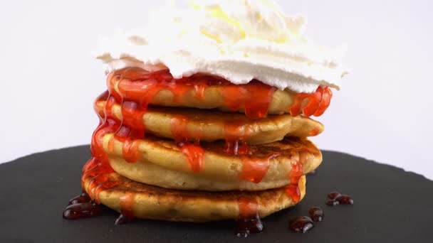 Pancake Dengan Topping Stroberi Dan Krim Kocok Pada Latar Belakang — Stok Video