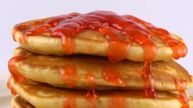 Beyaz arka planda çilekli krep ve krema..