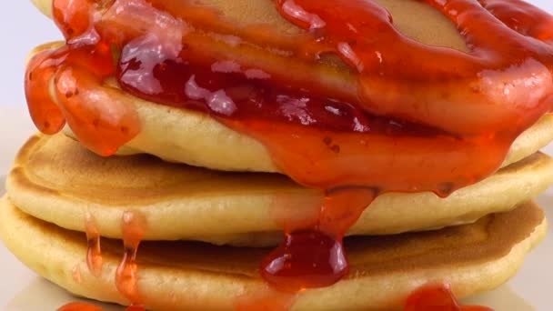 Amerikanische Pfannkuchen Mit Erdbeerbelag Und Schlagsahne Auf Weißem Hintergrund — Stockvideo