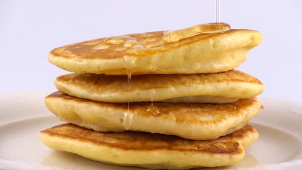 Pannenkoeken Met Honing Een Witte Achtergrond — Stockvideo