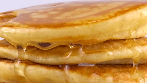 Pancake Dengan Madu Dengan Latar Belakang Putih — Stok Video