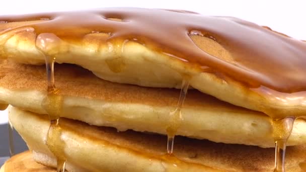 Amerikaanse Pannenkoeken Met Ahornsiroop Een Witte Achtergrond Pannenkoek Ligt Een — Stockvideo