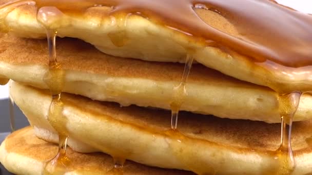 American Pancakes Maple Syrup White Background Pancake Lies Black Slate — Stock Video