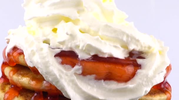 白を基調としたストロベリートッピングとホイップクリームのパンケーキ — ストック動画