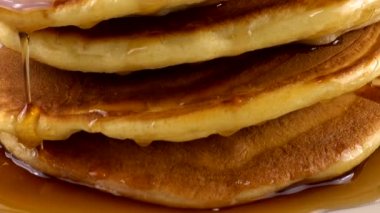 Akçaağaç şuruplu Amerikan gözlemeleri..