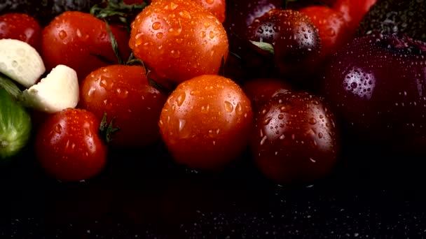 Cherry Rajčata Okurky Česnek Avokádo Červená Cibule Černém Pozadí Vodě — Stock video