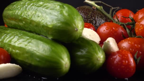 Tomates Cerises Concombres Ail Avocat Oignon Rouge Sur Fond Noir — Video