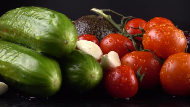 Tomates Cerises Concombres Ail Avocat Oignon Rouge Sur Fond Noir — Video