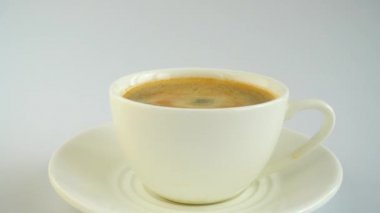 Bir fincan kahvenin içine düşüyorum. Yavaş çekim.