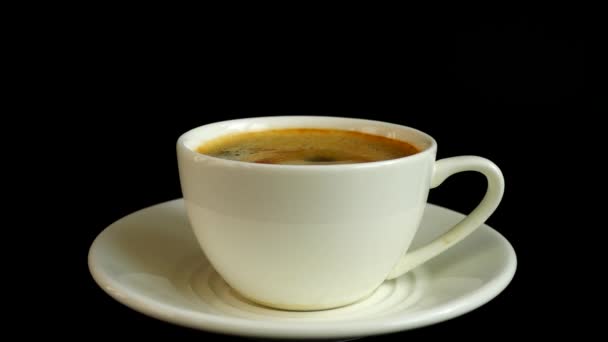 Caer Azúcar Una Taza Café Sobre Fondo Negro Movimiento Lento — Vídeos de Stock