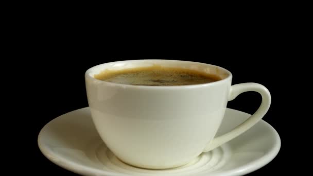 在黑色的背景上把糖倒入一杯咖啡中 慢动作 — 图库视频影像