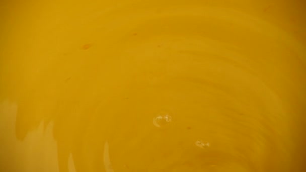 Помаранчеві Скибочки Потрапляють Воду Помаранчевому Тлі Повільний Рух — стокове відео