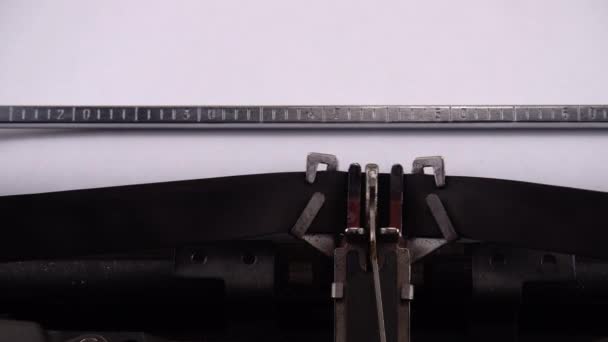 键入短语 没有战争 关于复古打字机 — 图库视频影像