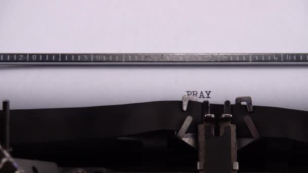Wpisując Zdanie Modlitwa Ukrainę Maszynie Pisania Stylu Retro — Wideo stockowe