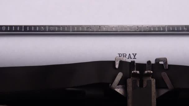 Formulierung Bete Für Ukraine Auf Retro Schreibmaschine — Stockvideo