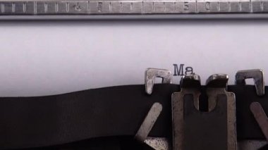 Geçmişe dönük daktiloda 