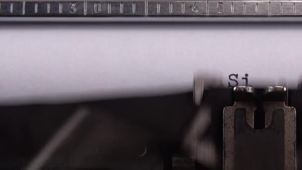 Typerende Zin Beleg Van Mariupol Retro Typemachine — Stockvideo