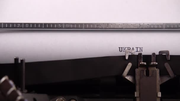 Escrevendo Frase Ucrânia Está Lutando Por Todos Nós Máquina Escrever — Vídeo de Stock