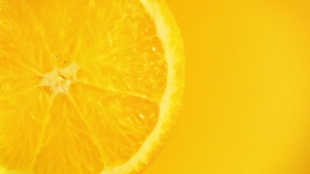 Water Flows Slice Lemon Orange Background — Stock Video