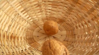 Cevizler hasır sepete düşer. Yavaş çekim.