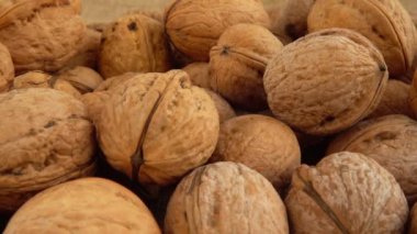 Çuval bezinde ceviz. Kaydırıcıyla ateş ediyor..