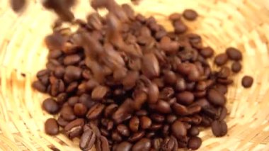 Hasır sepetin içine kahve çekirdeği düşmesi. Yavaş çekim.
