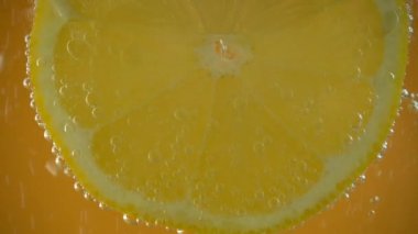 Limon diliminin etrafında hava kabarcıkları.