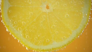 Limon diliminin etrafında hava kabarcıkları.