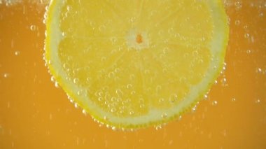 Limon diliminin etrafında hava kabarcıkları.