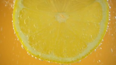 Limon diliminin etrafında hava kabarcıkları.