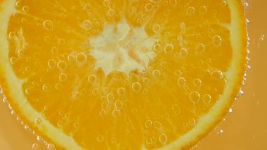 Portakal diliminin etrafında hava kabarcıkları.