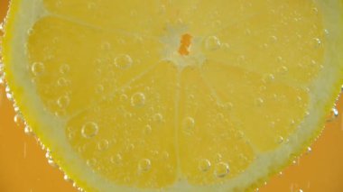 Limon diliminin etrafında hava kabarcıkları.