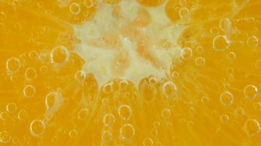 Portakal diliminin etrafında hava kabarcıkları.