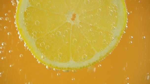 柠檬片周围的气泡 — 图库视频影像