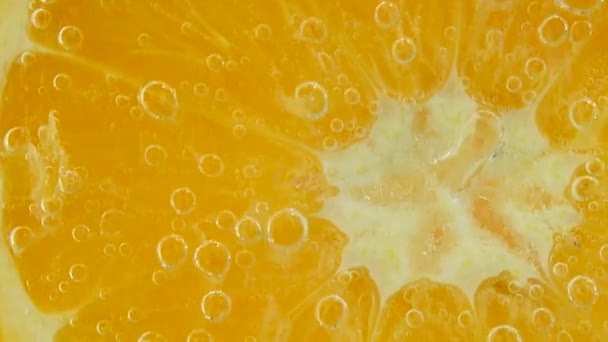 Luchtbellen Rond Een Sinaasappelschijfje — Stockvideo