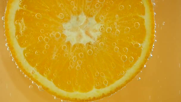 オレンジのスライスの周りの気泡 — ストック動画