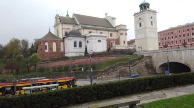 St. Anne Kilisesi manzarası, çan kulesi ve Varşova 'daki modern tramvay rayları.