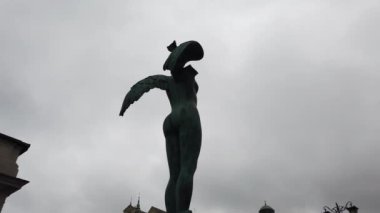 Polonya 'nın Varşova kentindeki Bakır Çatı Sarayı önünde Igor Mitoraj' ın 