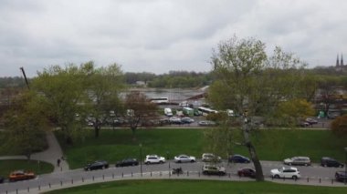 Vistula Nehri 'nin ve Varşova' nın merkezinin panoramik üst görüntüsü. Polonya.