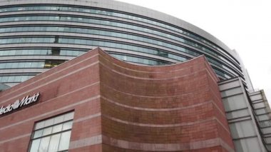 Varşova, Polonya. Mirow bölgesinde modern mimari. Modern gökdelenlerin savaş öncesi harabeler ve duvar yazısıyla boyanmış Stalinist evlerle değiştiği gelişmekte olan bir iş ortamı..