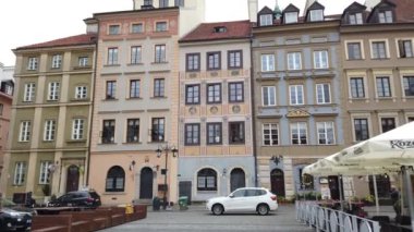 WARsaw, POLAND - 26 Nisan 2022: Eski Şehir Marketi 'ndeki sokak kafeleri Polonya' nın başkenti Varşova 'nın merkezi ve en eski yeridir..