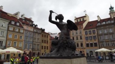 WARsaw, POLAND - 26 Nisan 2022: Varşova Denizkızı, Konstantin Hegel 'in bir bronz heykeli, 1855 yılından beri Varşova' nın sembolüdür. Varşova 'nın Eski Kasabası' ndaki Pazar Meydanı 'nın merkezine yerleştirildi..