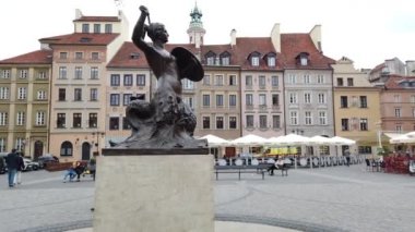 WARsaw, POLAND - 26 Nisan 2022: Varşova Denizkızı, Konstantin Hegel 'in bir bronz heykeli, 1855 yılından beri Varşova' nın sembolüdür. Varşova 'nın Eski Kasabası' ndaki Pazar Meydanı 'nın merkezine yerleştirildi..