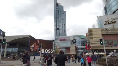 WARsaw, POLAND - 26 Nisan 2022: Mirow bölgesinde yaya geçidi. Modern gökdelenlerin savaş öncesi harabelerle ve grafiti boyalı Stalinist evlerle yer değiştirdiği iş ortamını geliştiriyor..