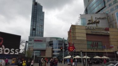 WARsaw, POLAND - 26 Nisan 2022 Varşova 'nın finans merkezinde gökdelenler.