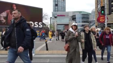WARsaw, POLAND - 26 Nisan 2022: Mirow bölgesinde yaya geçidi. Modern gökdelenlerin savaş öncesi harabelerle ve grafiti boyalı Stalinist evlerle yer değiştirdiği iş ortamını geliştiriyor..