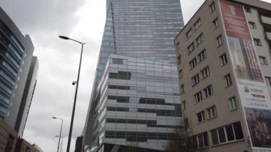 WARsaw, POLAND - 26 Nisan 2022 Varşova 'nın finans merkezinde gökdelenler.